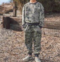 feather 4 arrow Ryder Camo Sweatshirt in oil green - kids' shirt - detail view