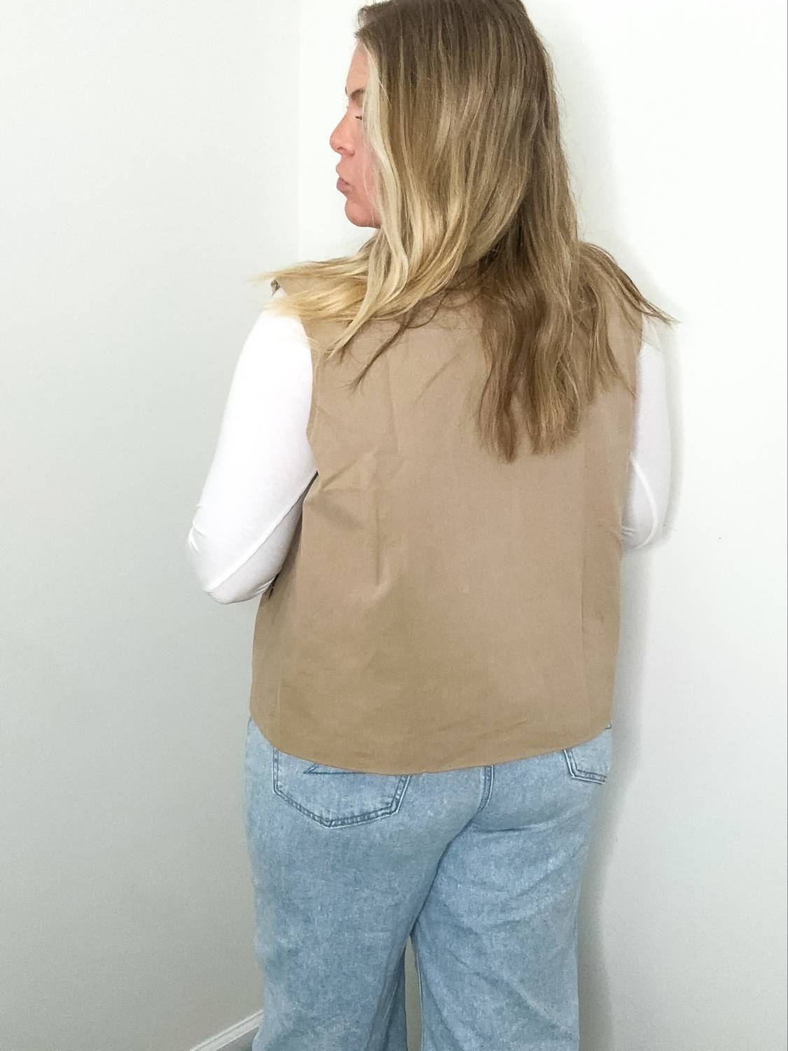 LE LIS Canyon Oversized Cargo Zip Up Vest in khaki - women's jacket - detail view