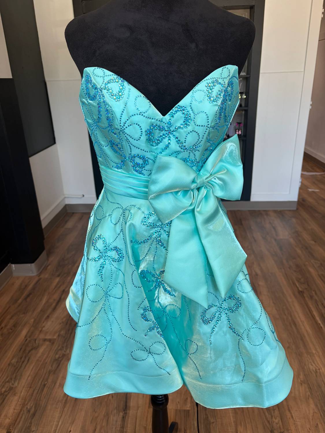 Ashleylauren - Women's Sweetheart Neck Dress