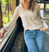 Pure Amici - Latte V-neck