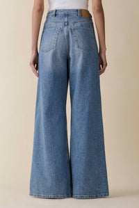 Jeanerica Alfama High Rise Wide Leg Jeans in light vintage - women's jeans - detail view