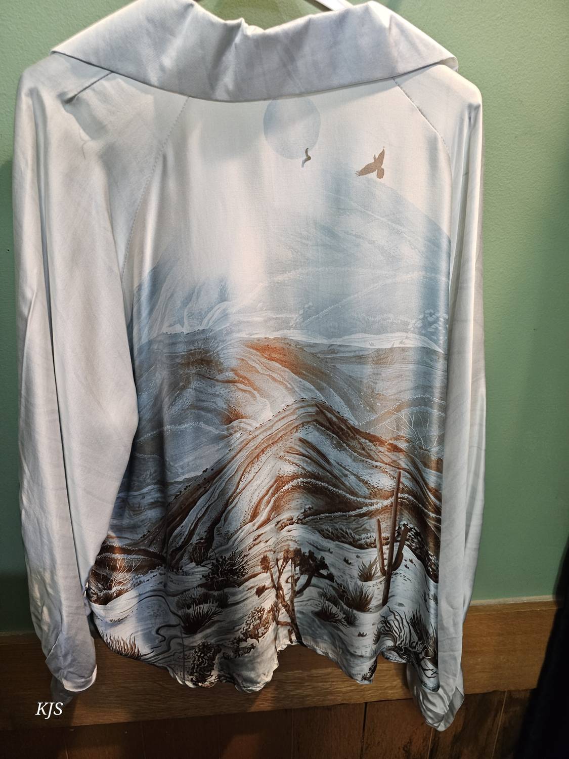 Made In Italy - Women's Silk Collared V-neck Long Sleeve Top With Print