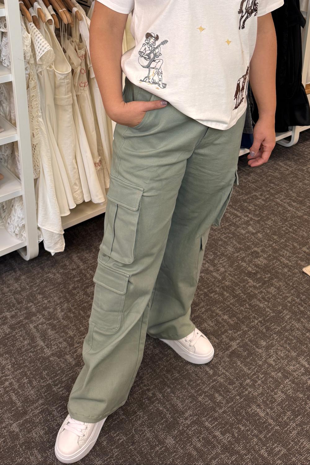 Modo Borboleta Cargo Pockets Straight Leg Pants in light green - women's pants - detail view