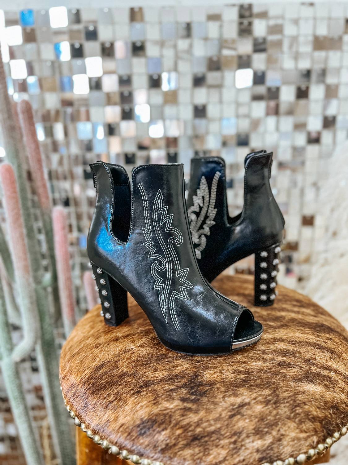 2Flyco - Women's Peep Toe Stitch Pumps