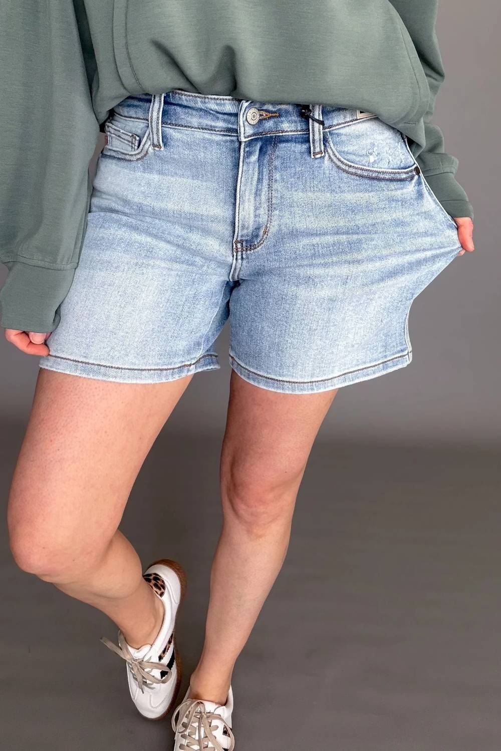 Judy Blue - Tamara Mid Rise Vintage Wash Dad Shorts