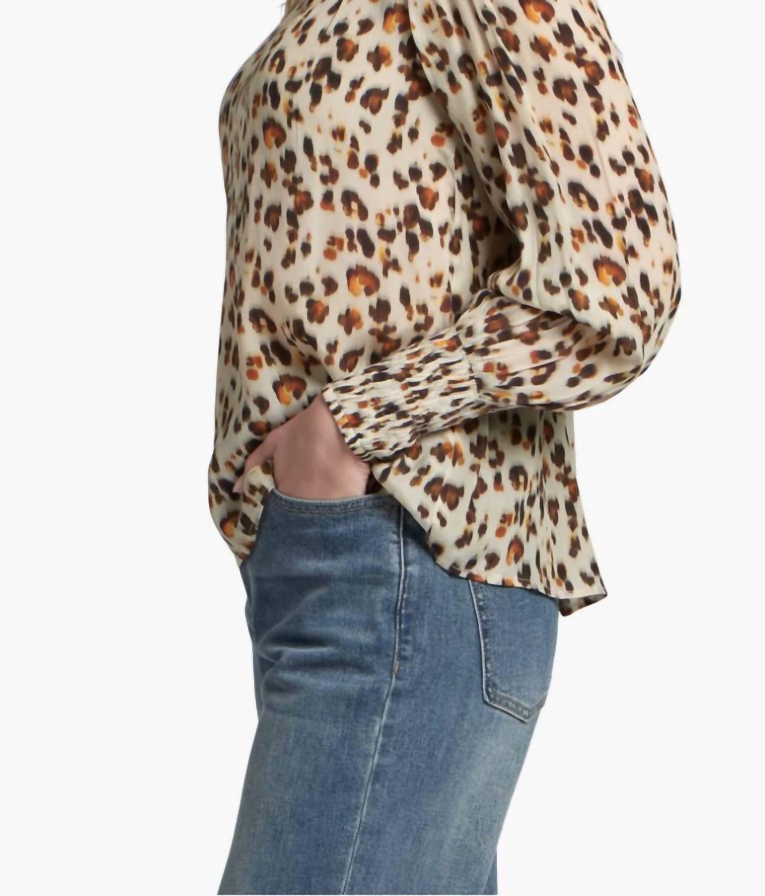 Apny - Cheetah Print Ruched Collar Top