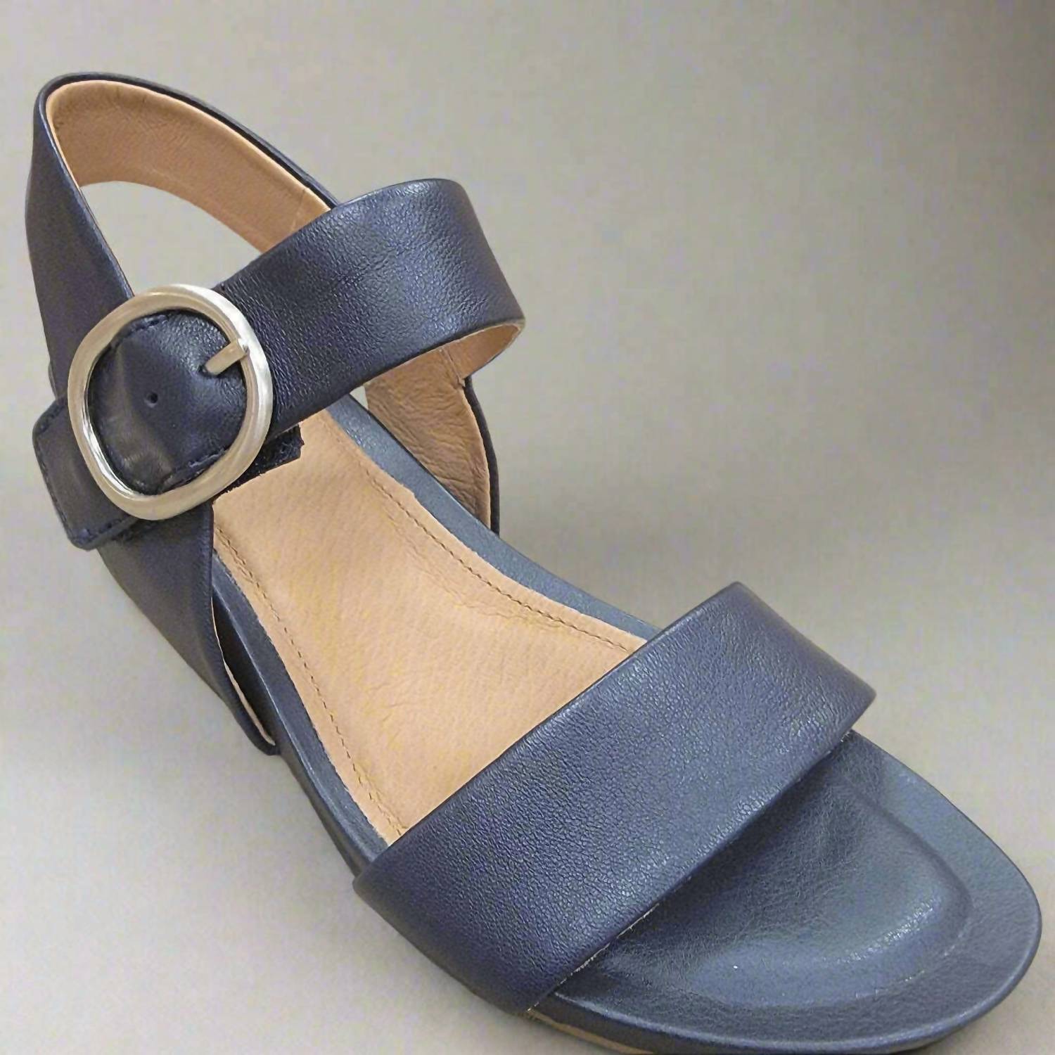Sofft - Women's Vaya Low Wedge Sandal