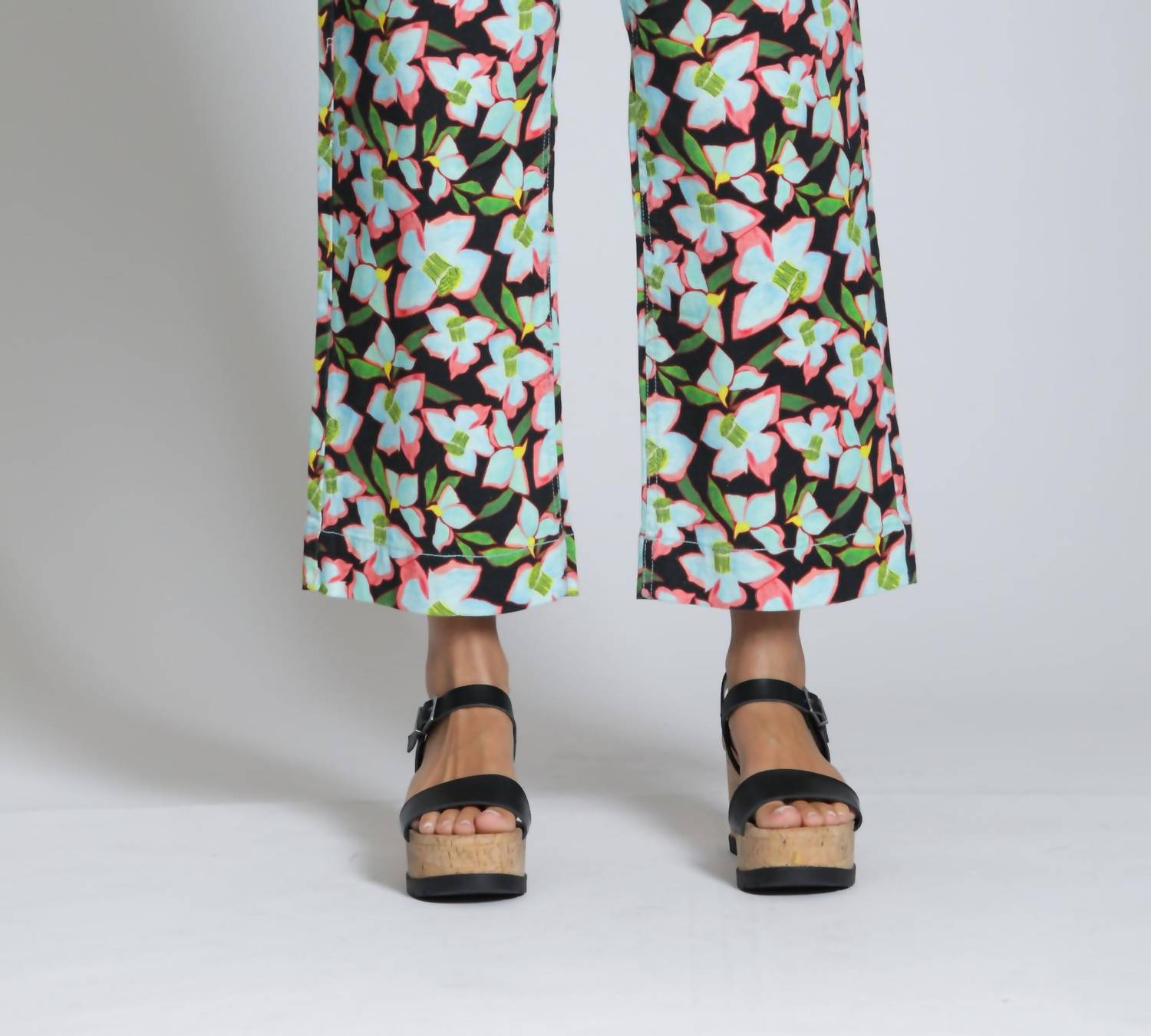 Apny - Printed Patch Pocket Pants