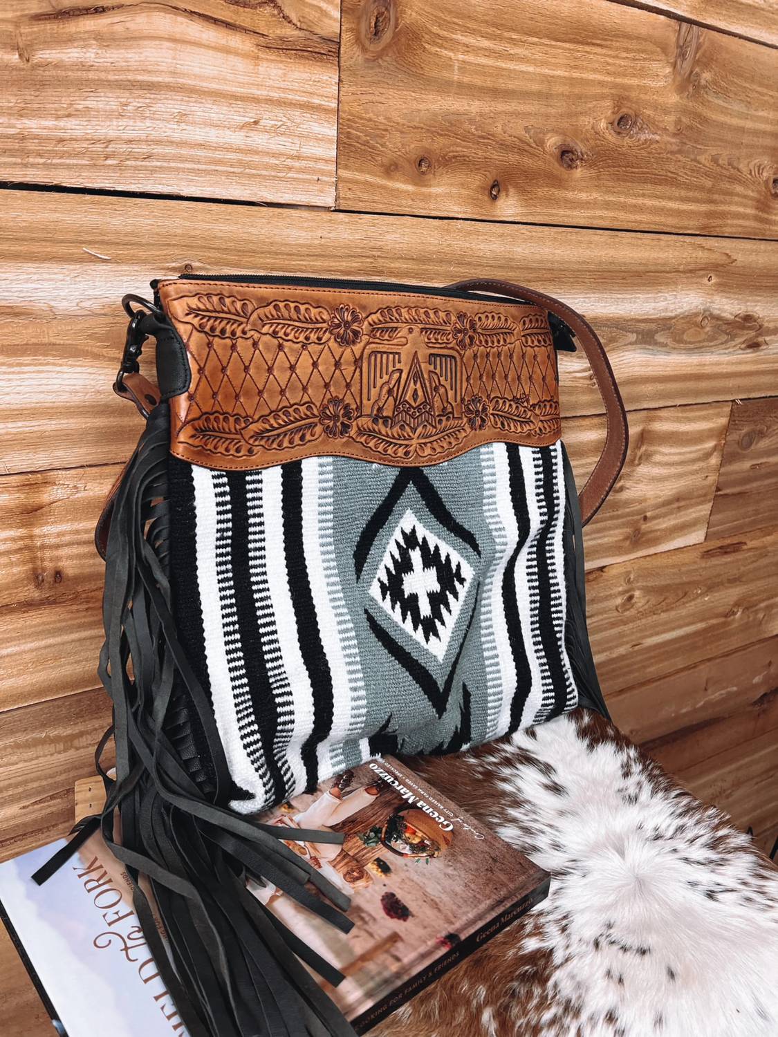 American Darling - Women's Dayville Leather Crossbody Bag