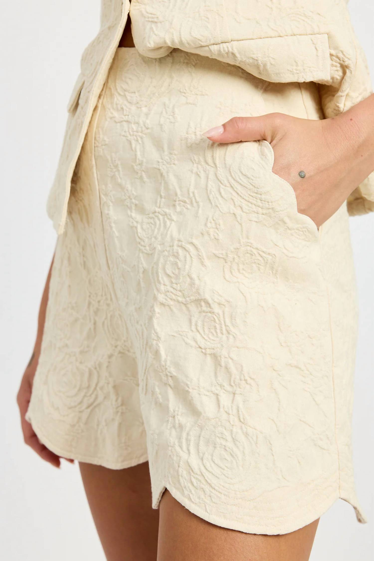 En Saison - Alice Scallop Hem Shorts