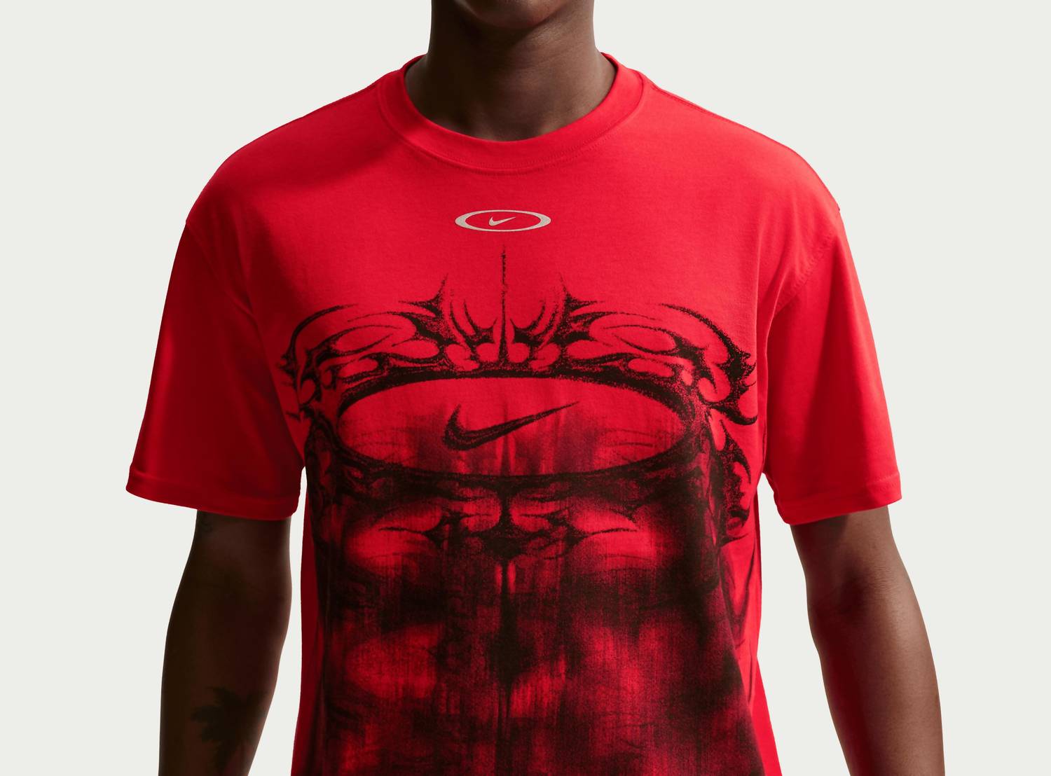 NIKE Chrome T-shirt in university red black - women's t-shirt - alternate view