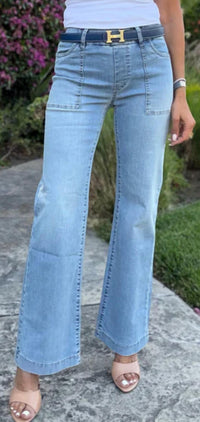 BEVY FLOG Christine Jean in light denim - women's jeans - detail view