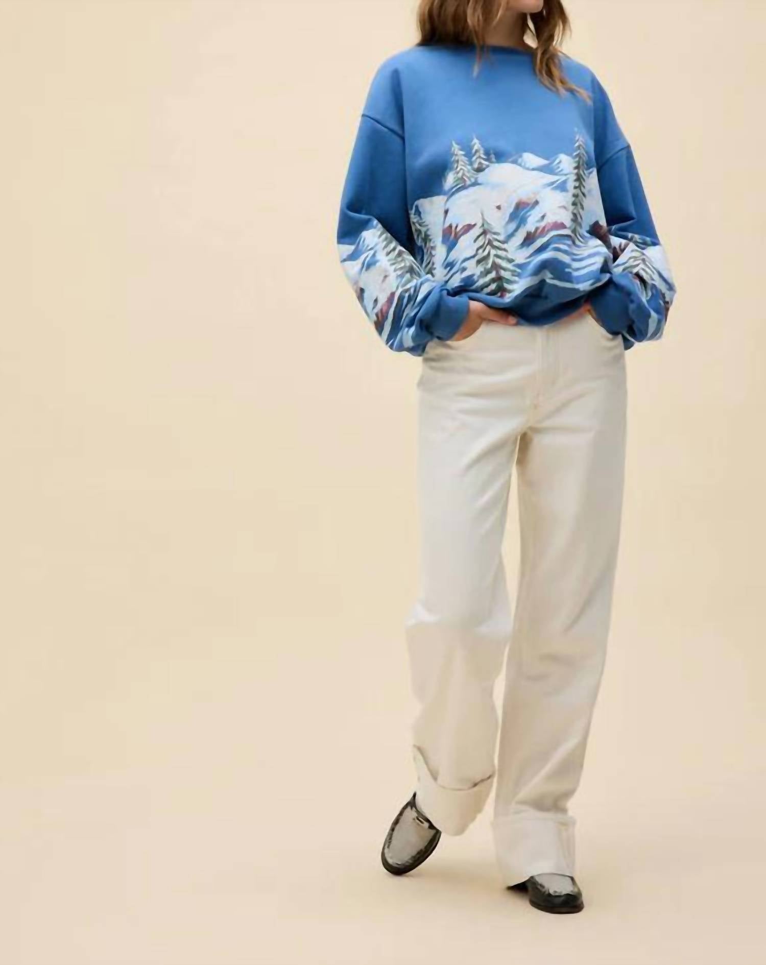 Daydreamer - Alpine Ski Scene Oversized Sweatshirt