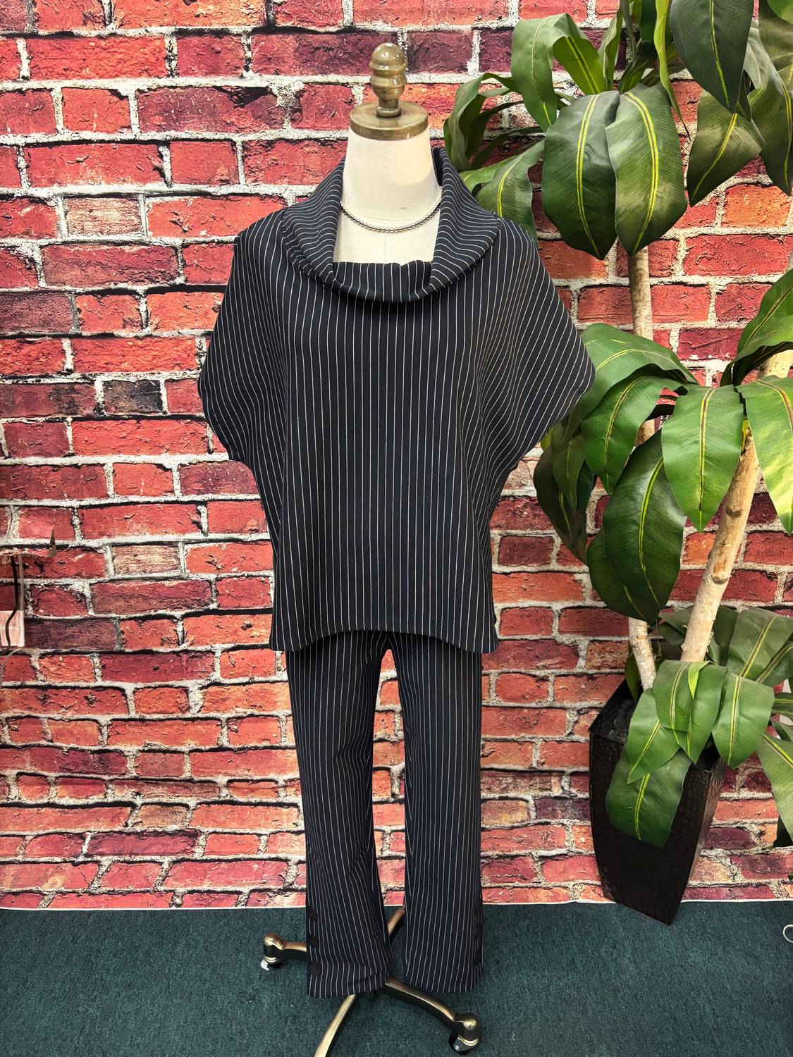 Isle Women's City Chic Pinstripe Set in black - women's sleepwear