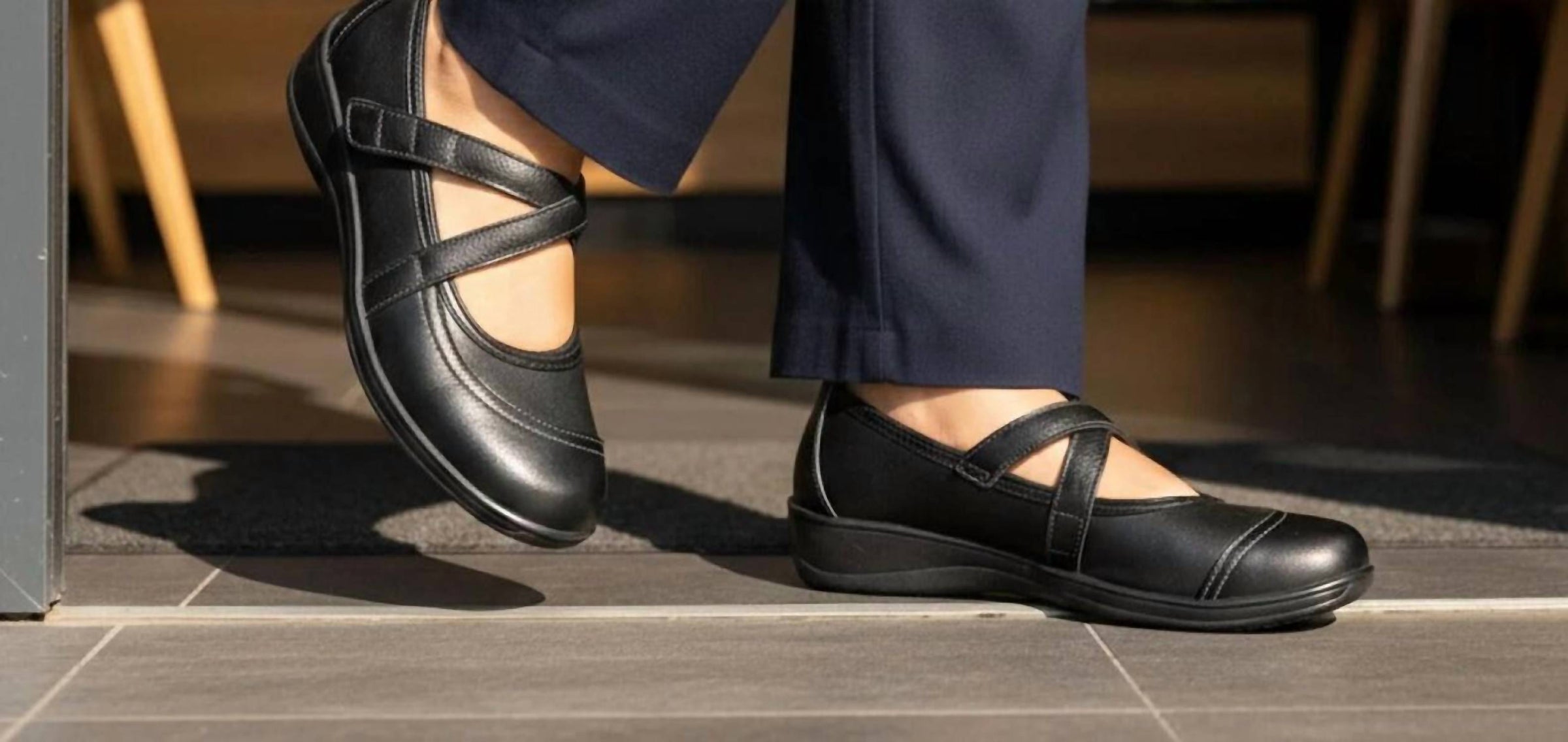 Orthofeet Women's Celina Orthopedic Shoes in black - women's shoe - detail view