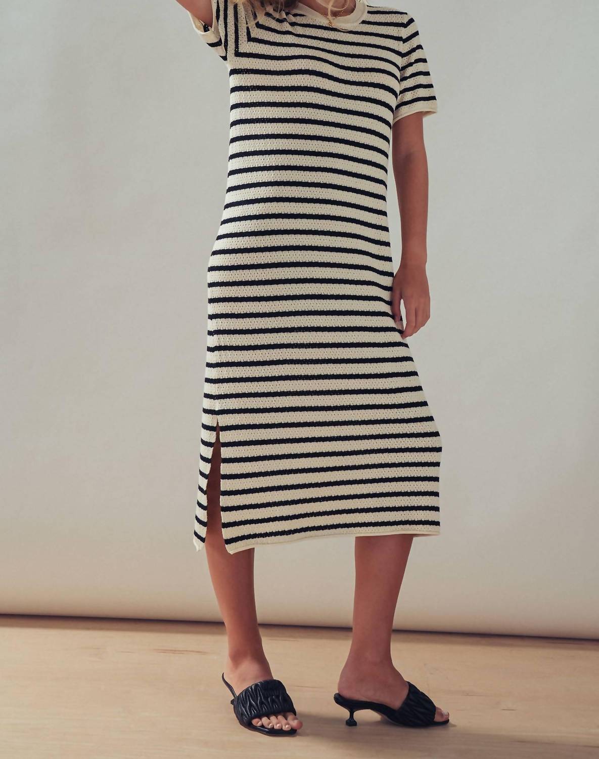 Urban Daizy - Brinley Crochet Knit Short Sleeve Midi Dress