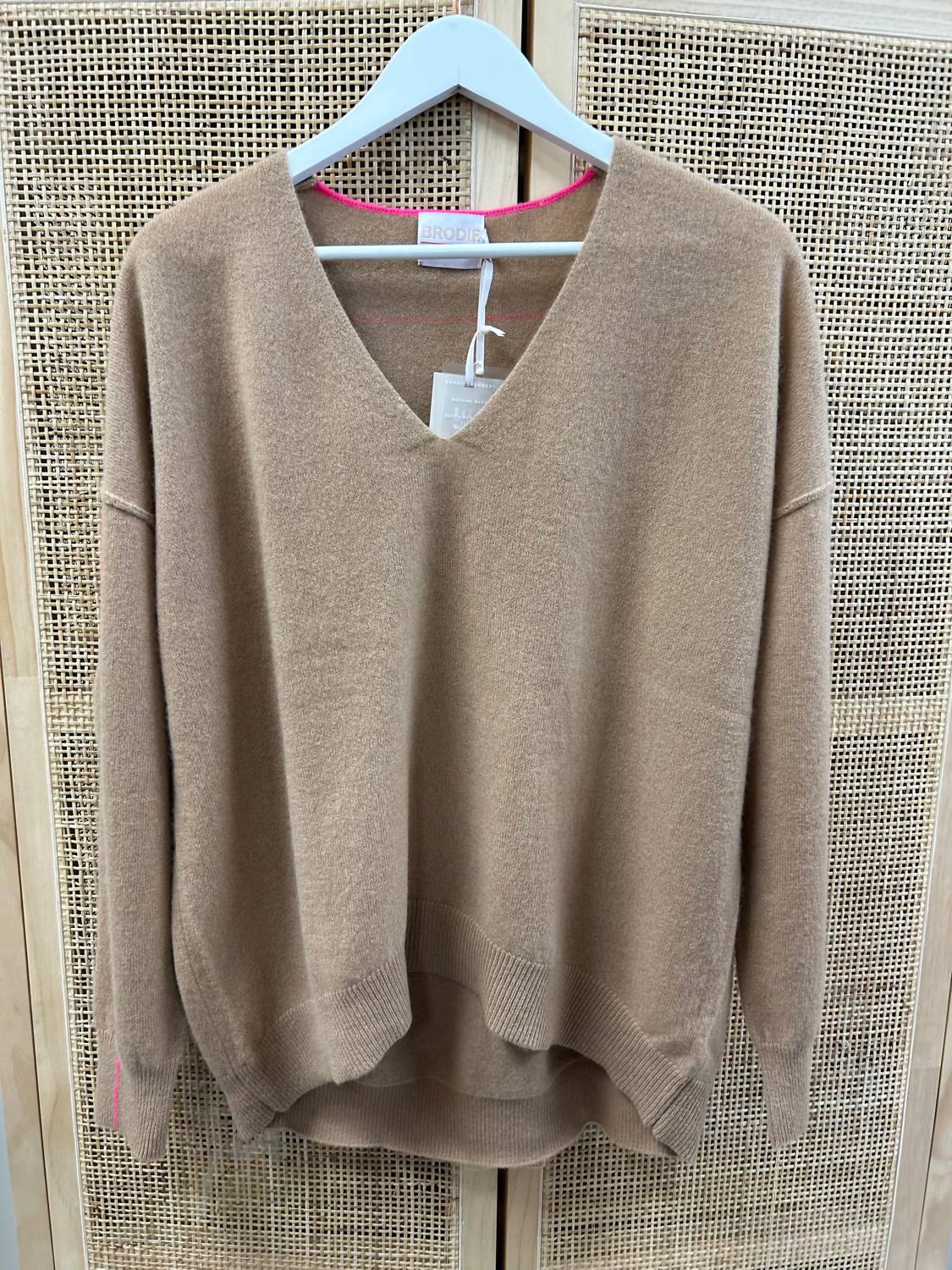 Brodie Cashmere - Clara V Contrast Stitch Cashmere Sweater