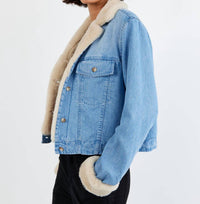 Bella Dahl FUR TRIMMED DENIM JACKET in vintage frost wash - women's jacket - detail view