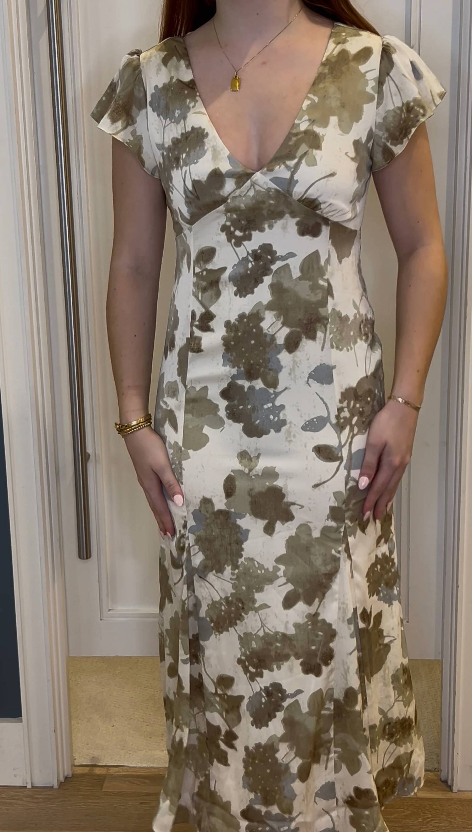 Mod Ref - Flattering Floral Midi Dress
