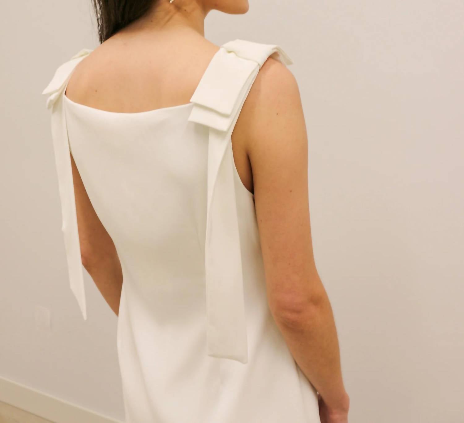 Entro - Kathleen Modern Bow Accent Mini Dress