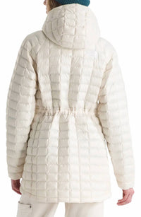 THE NORTH FACE Thermoball HD Hooded Parka in white dune edge - women's jacket - detail view