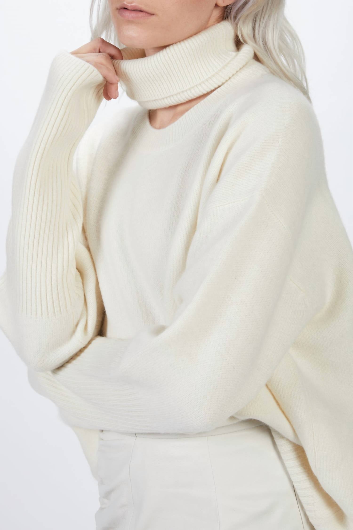 CASHMERE TURTLENECK JUMPER
