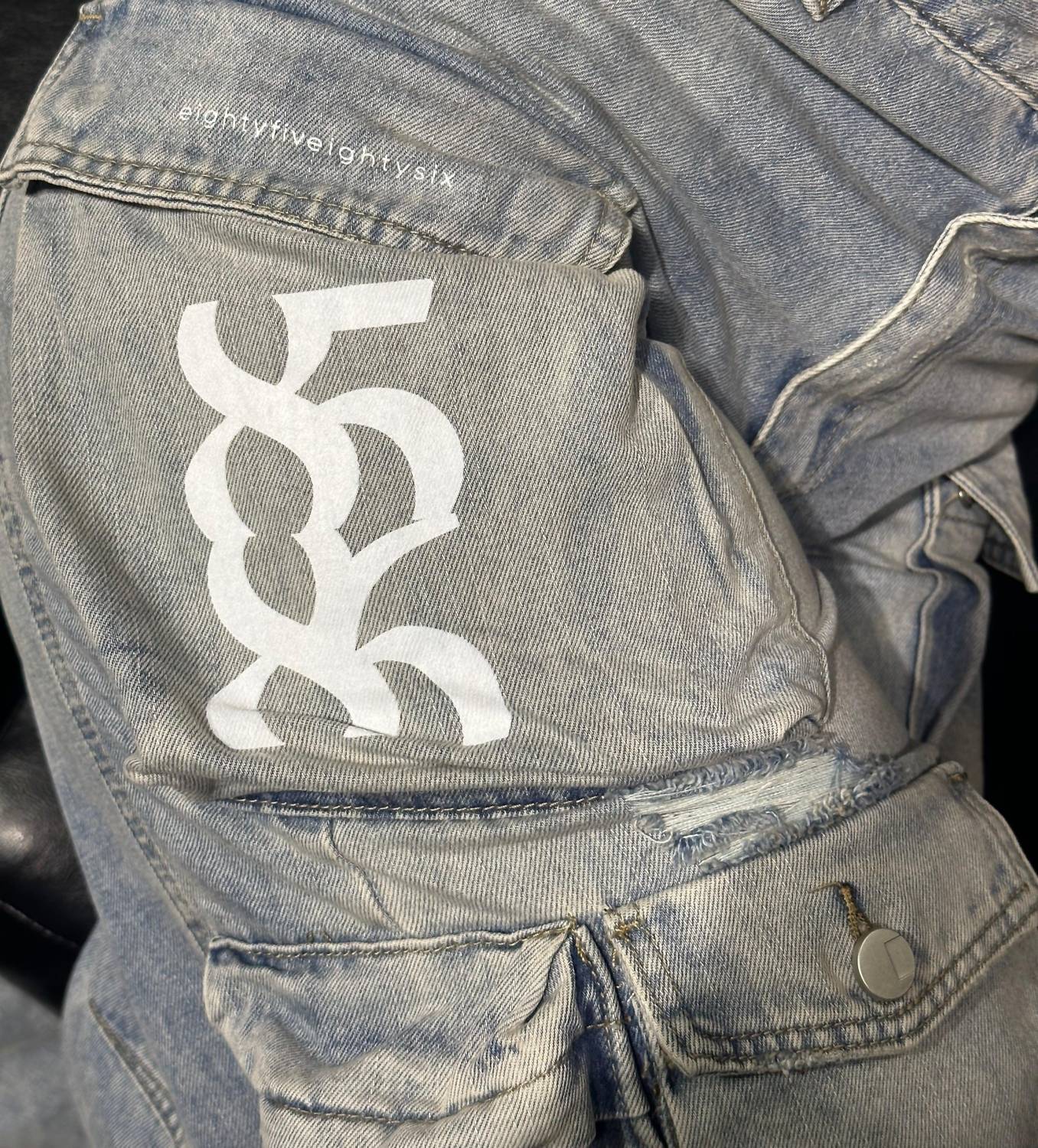 8586 - Unisex - Distressed Cargo Jeans
