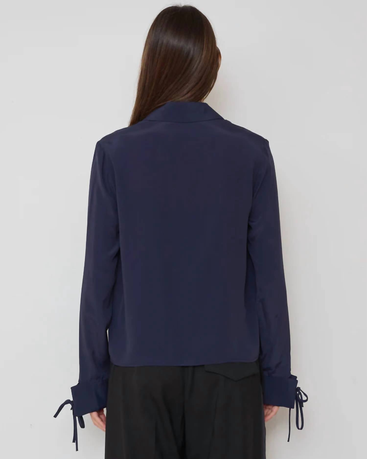WE-AR4 The 20S Blouse in navy - women's shirt - detail view