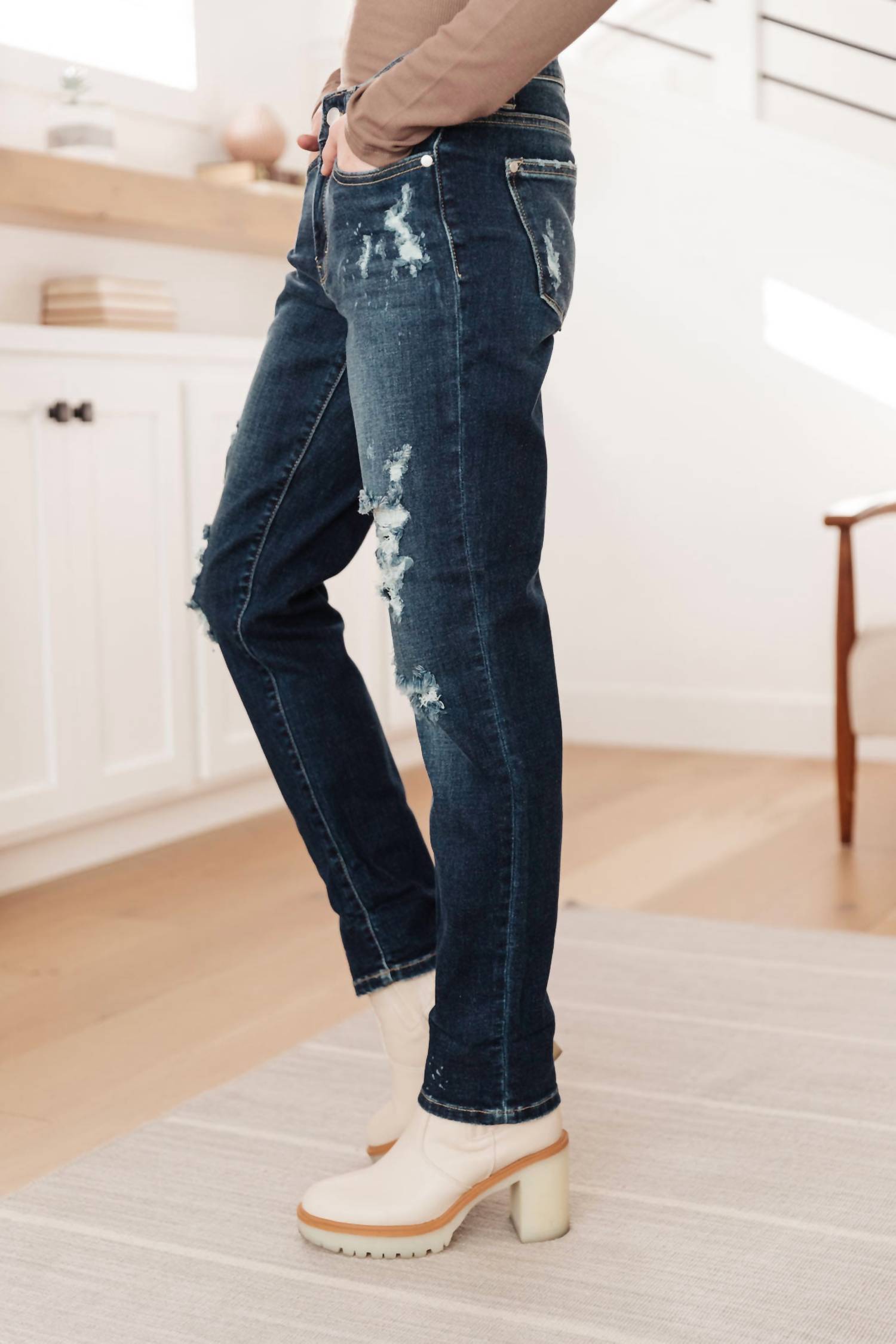 Judy Blue - Mid Rise Bleach Splash Distressed Boyfriend Jeans