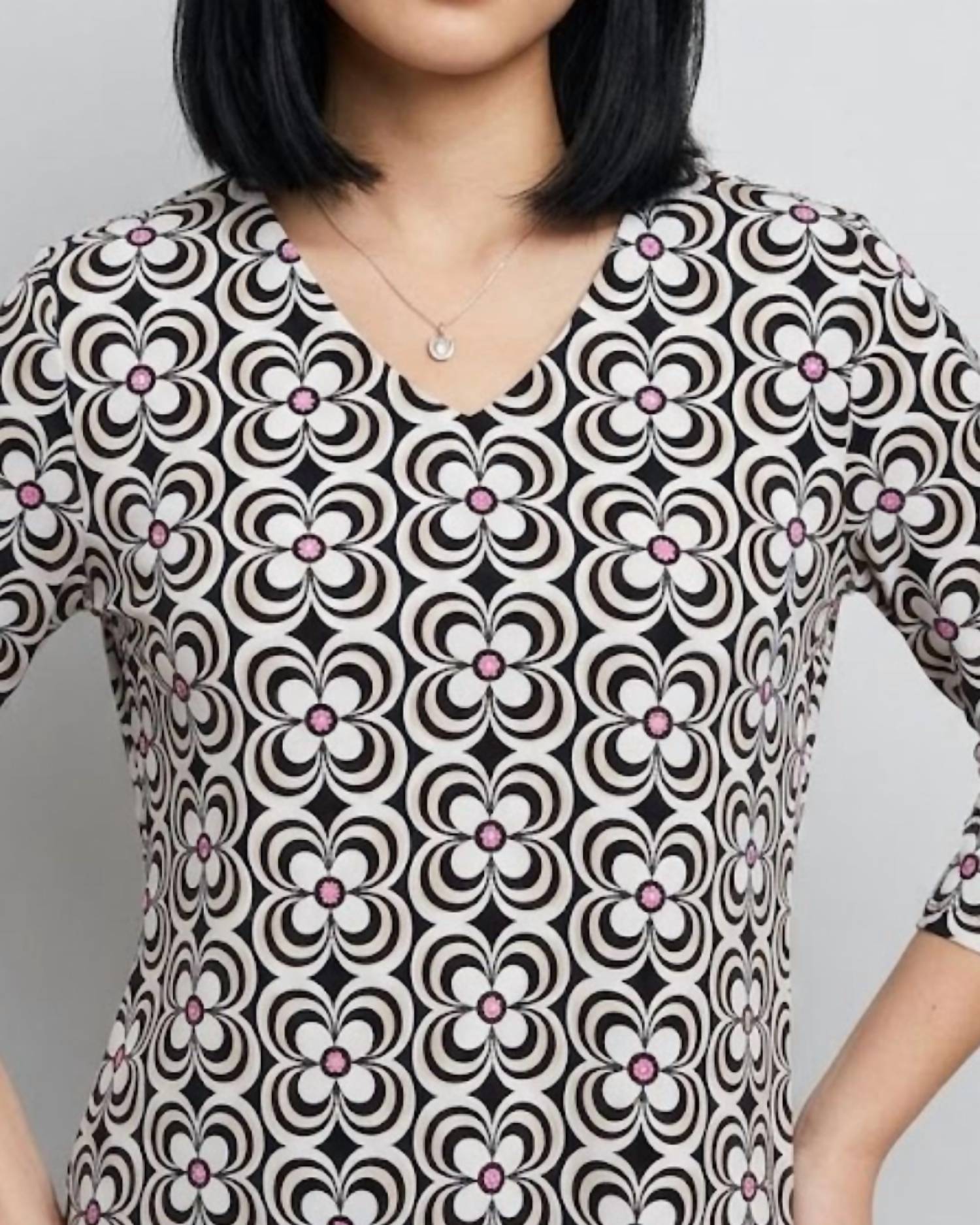 Lulu-B - 3/4 Sleeve V-neck Top
