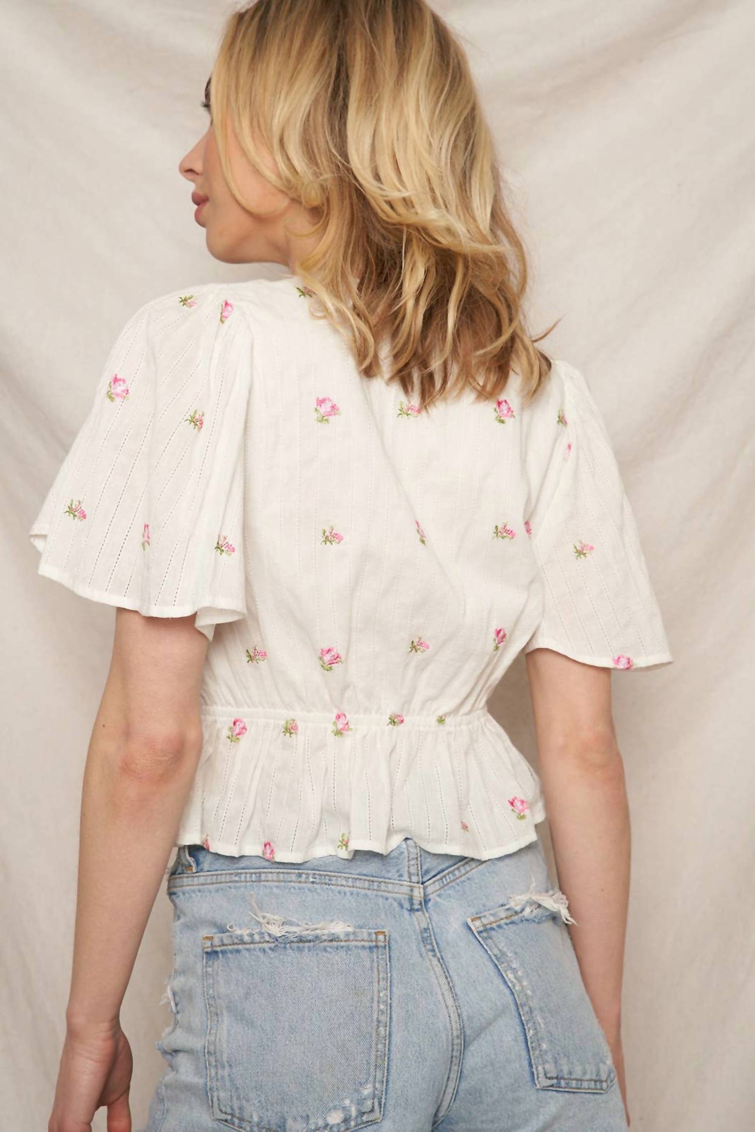 En Creme - Floral Embroidery Flutter Sleeve Top
