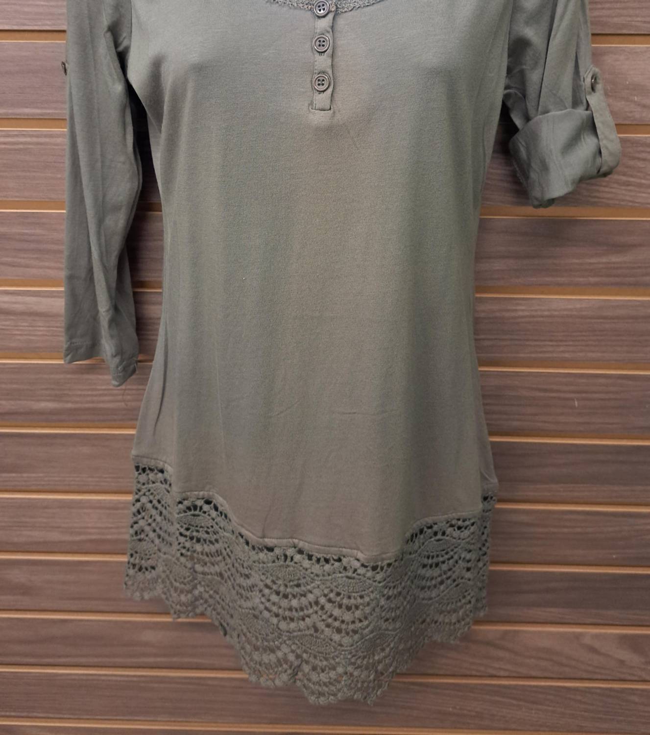 Murmur - Women's 3 Button Lace Bottom Top