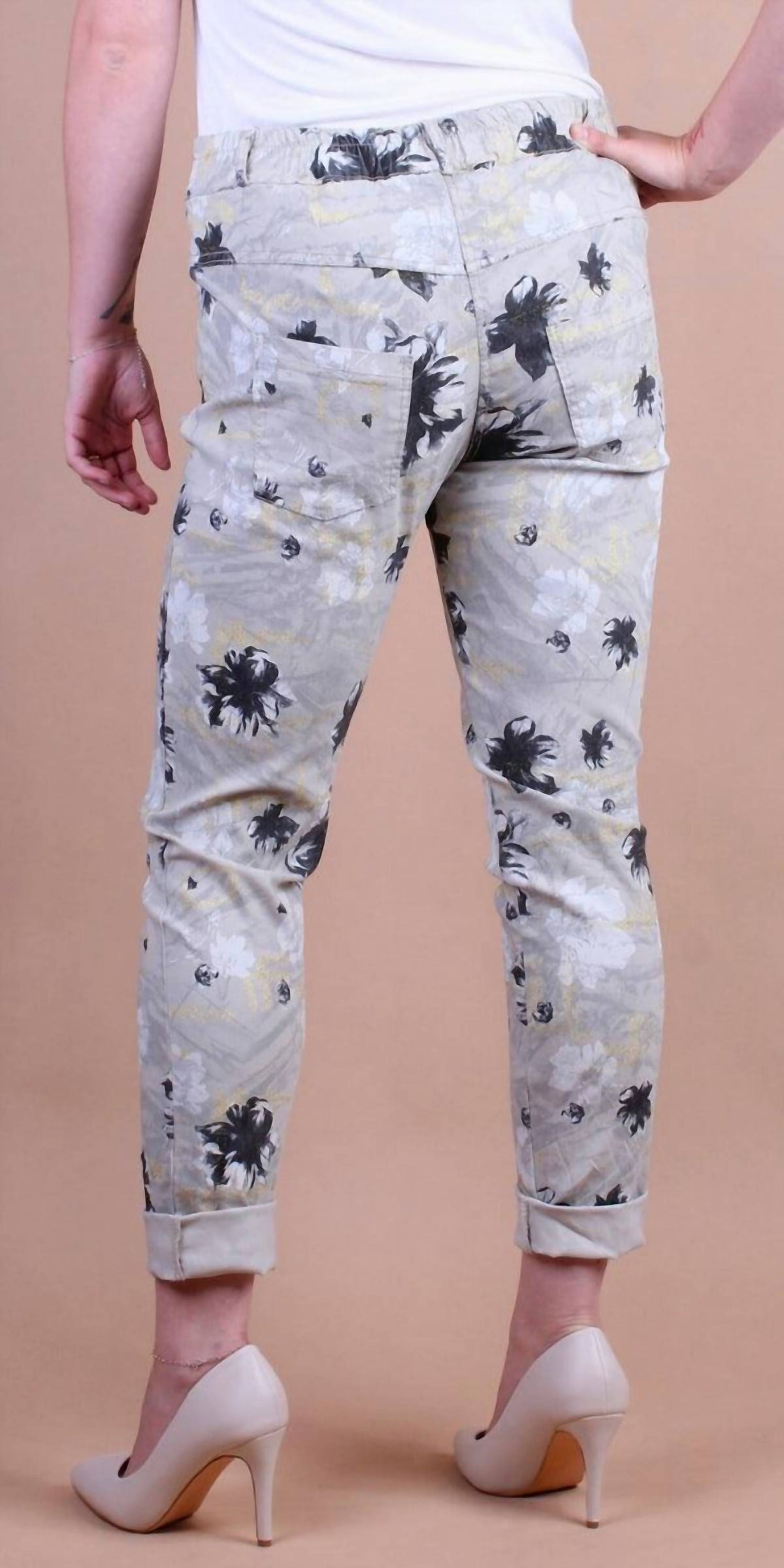 GIGI MODA Donella Cropped Pants in beige - women's pants - detail view
