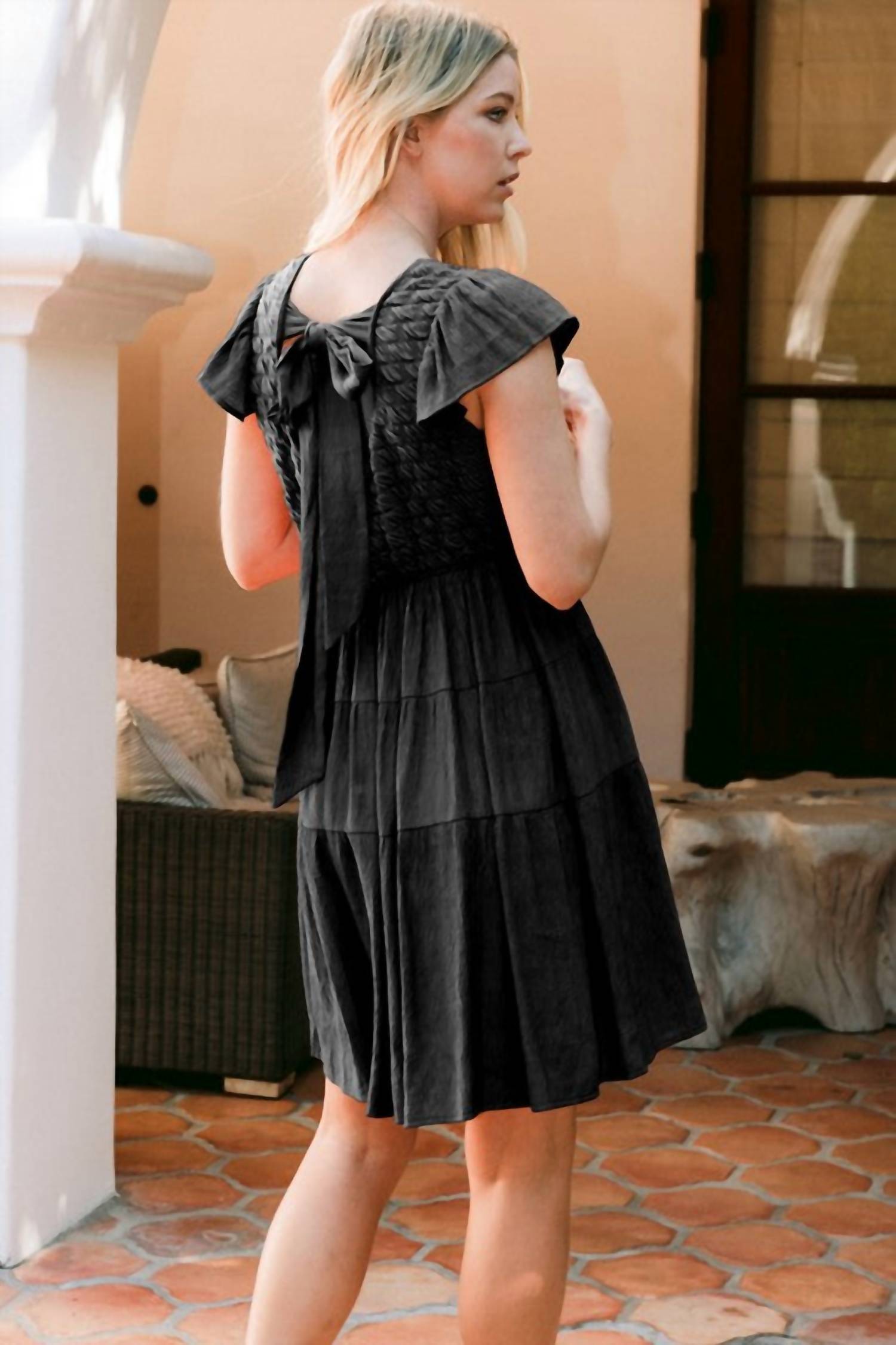 Oddi - Textured Knit Back Tie Tired Mini Dress