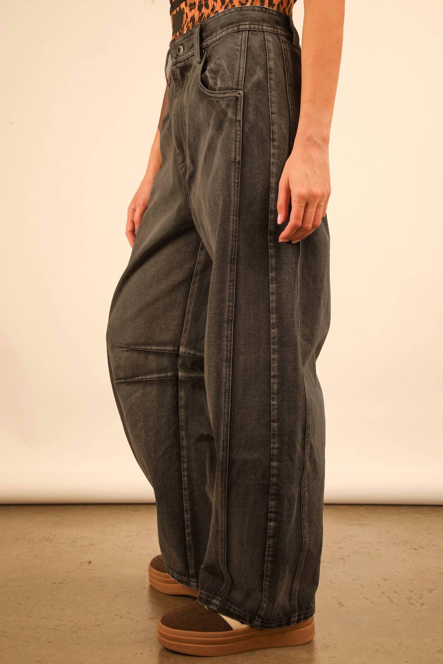 VERY J High-Waisted Barrel Jeans in black - women's jeans - detail view
