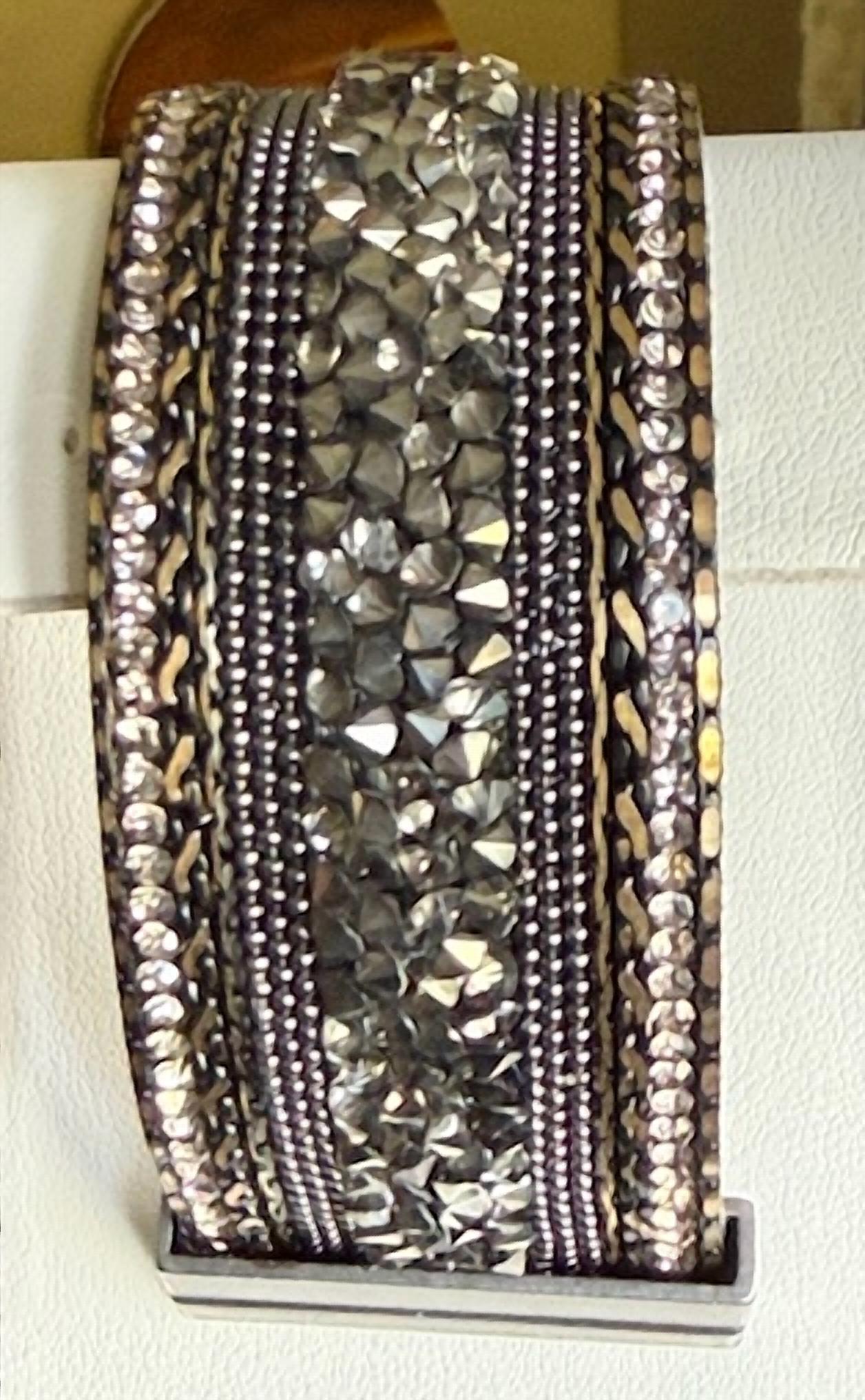 All That Glitterz - Women's Beaded Magnet Bracelet