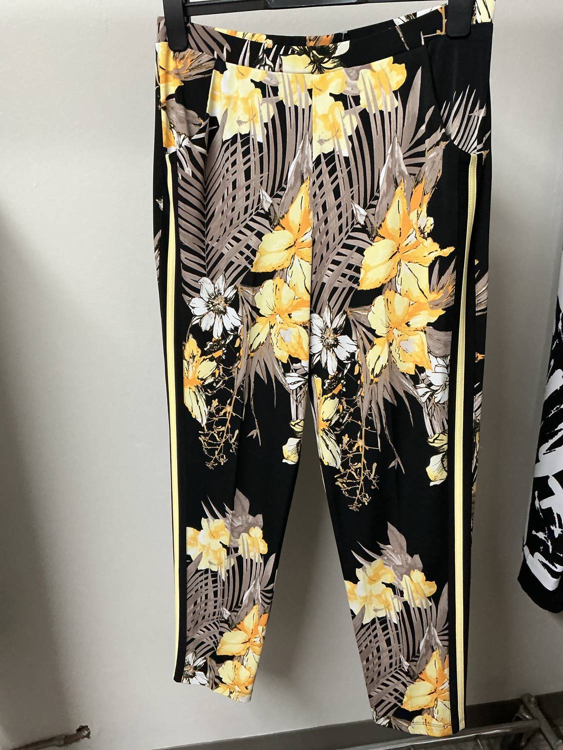 Frank Lyman - Floral Pants