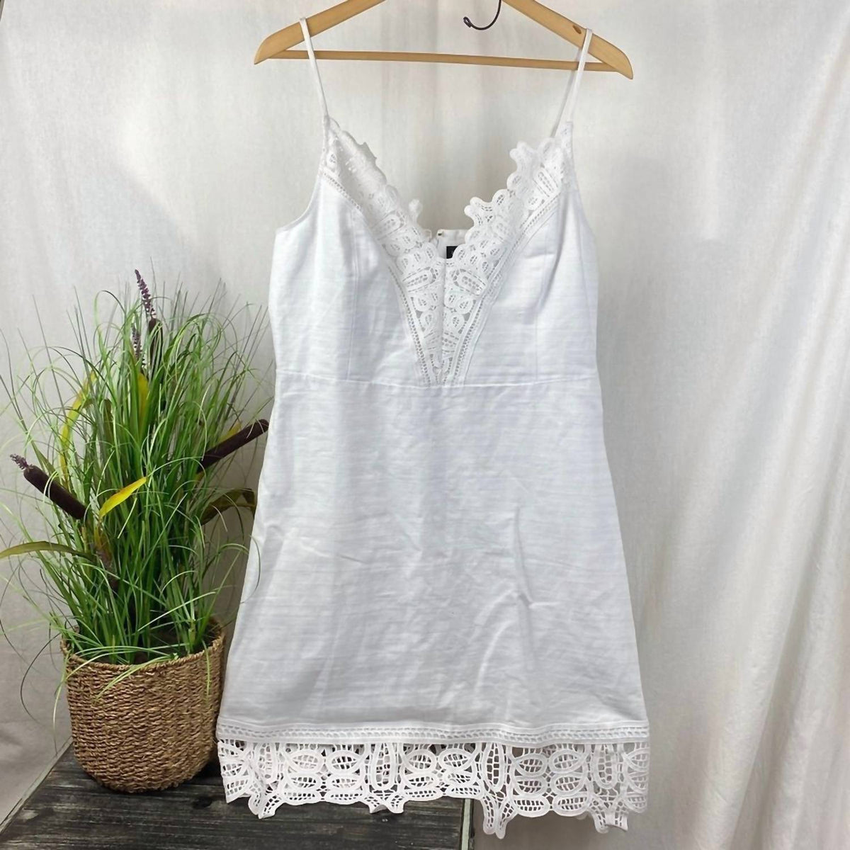 Laundry By Shelli Segal - Sleeveless Linen Crochet Trim Mini Dress