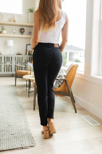Judy Blue - Mid Rise Classic Slim Jeans