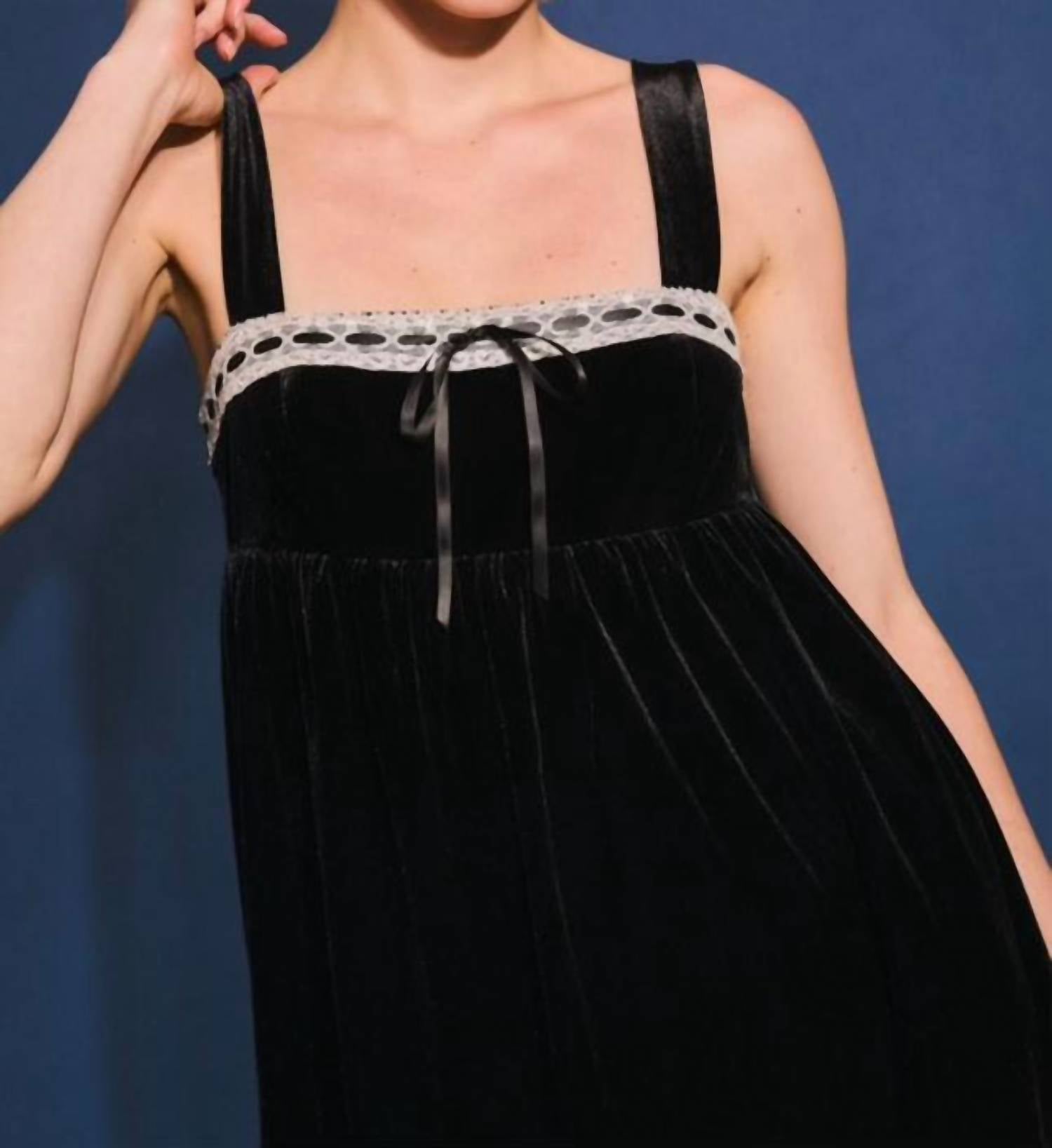 Le Lis - Velvet And Lace Dress