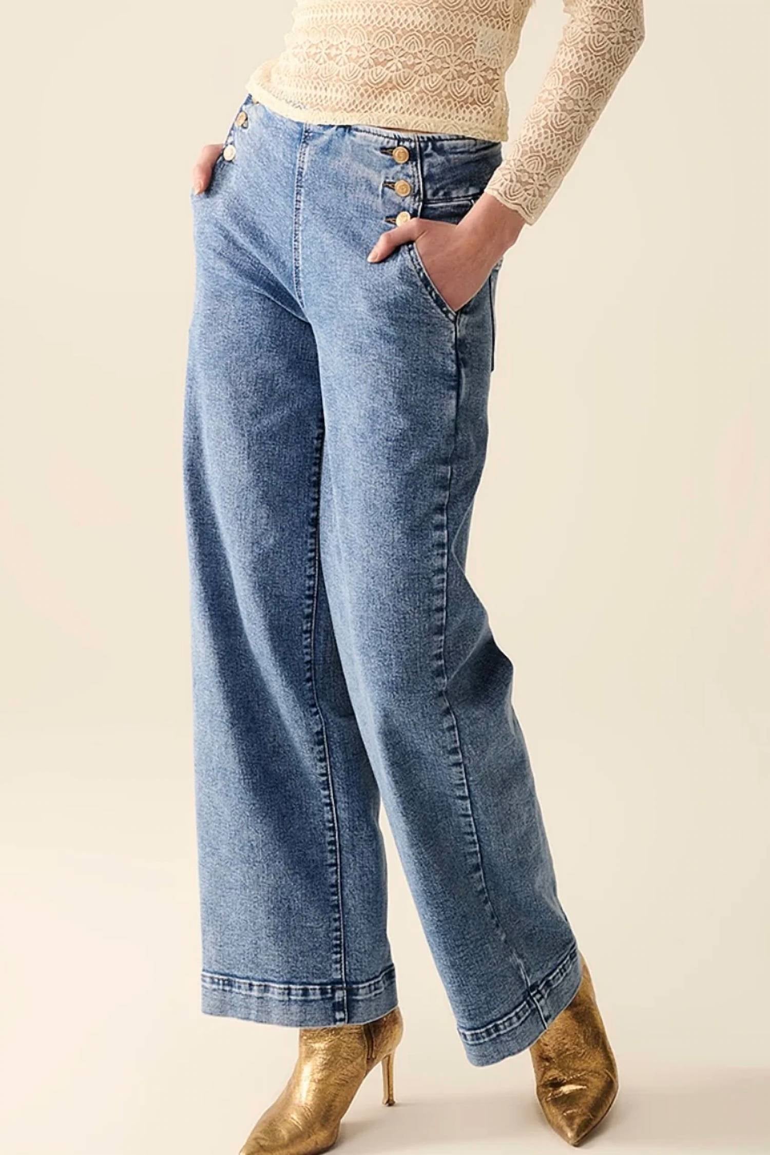 Q2 - Wide Leg Jeans With Button