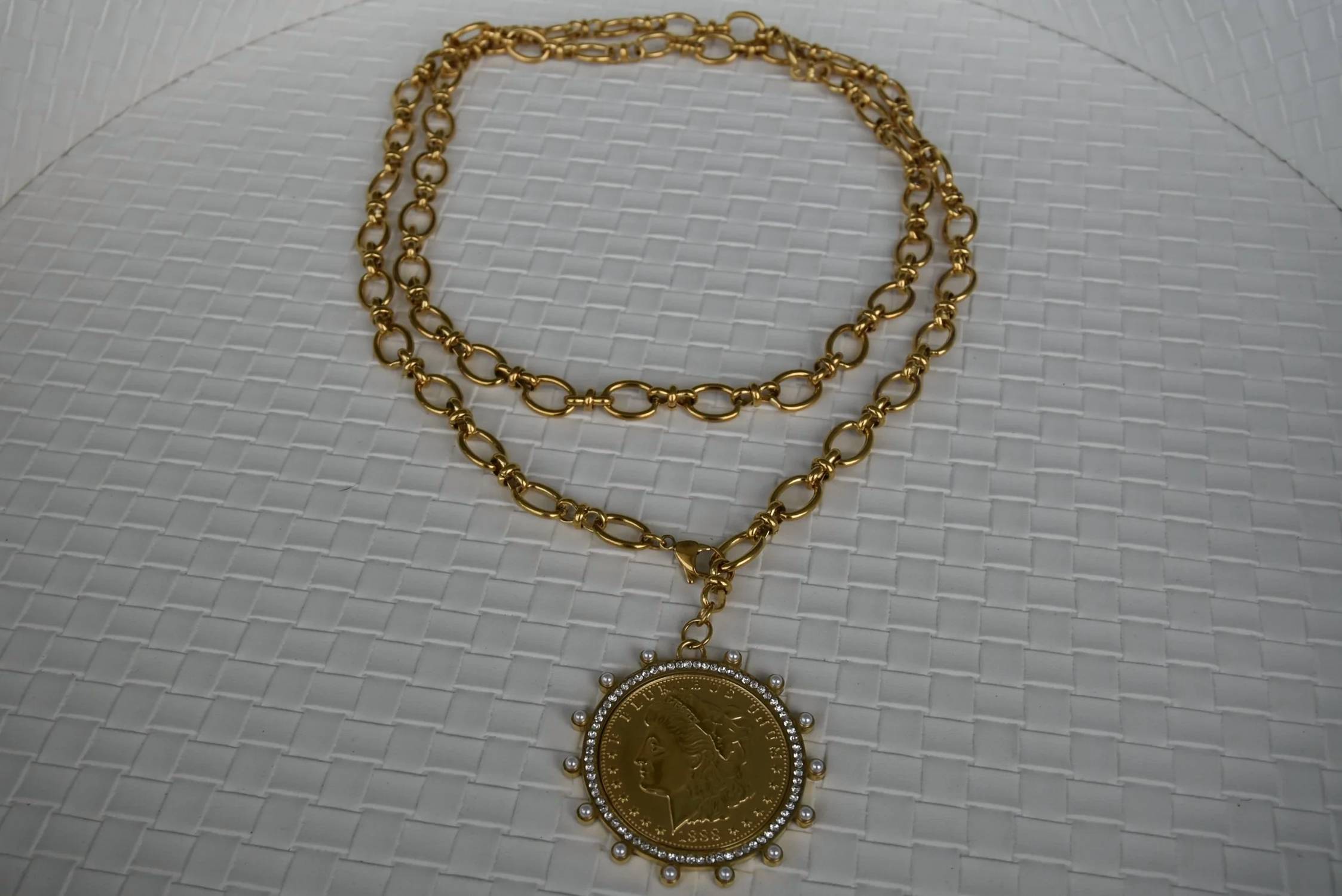 Harper Lace - Women's Elizabeth Medallion Pendant Necklace