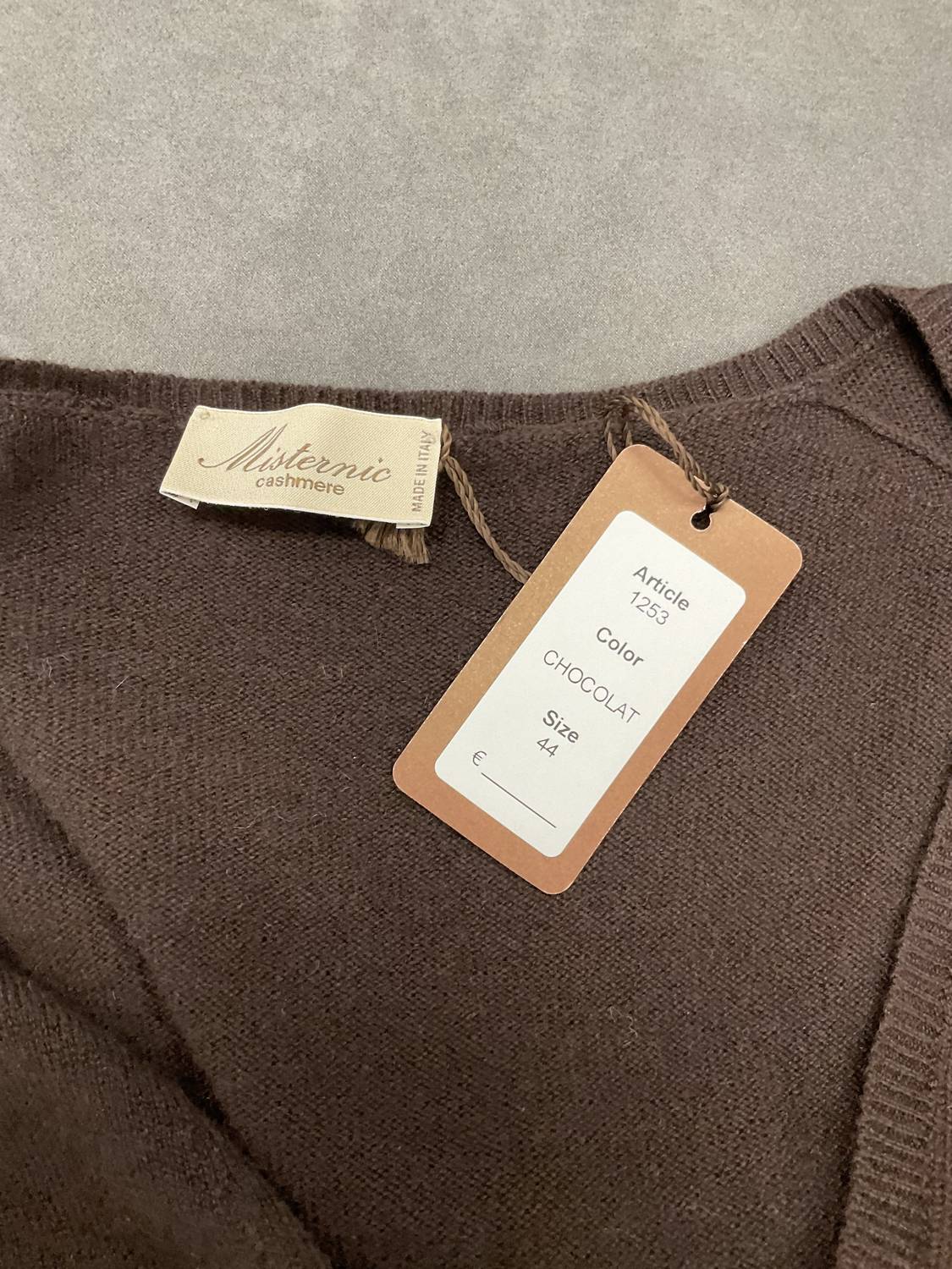 Misternic - V-NECK CASHMERE SWEATER