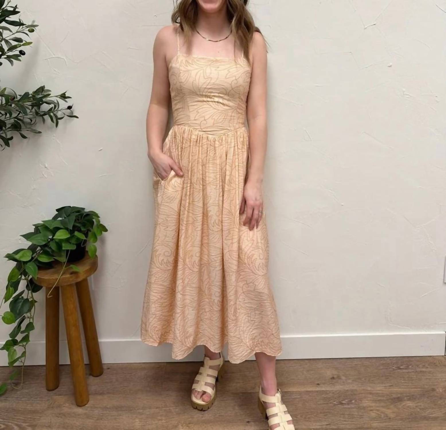 Sunday Edition - Sleeveless Smocking Midi Dress