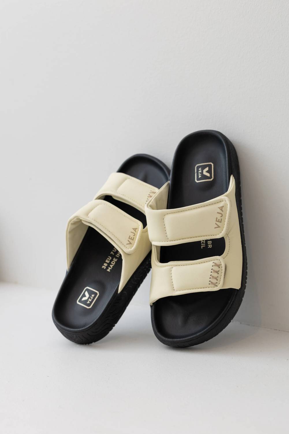 Veja - Women's Leather Etna Bold Sandal