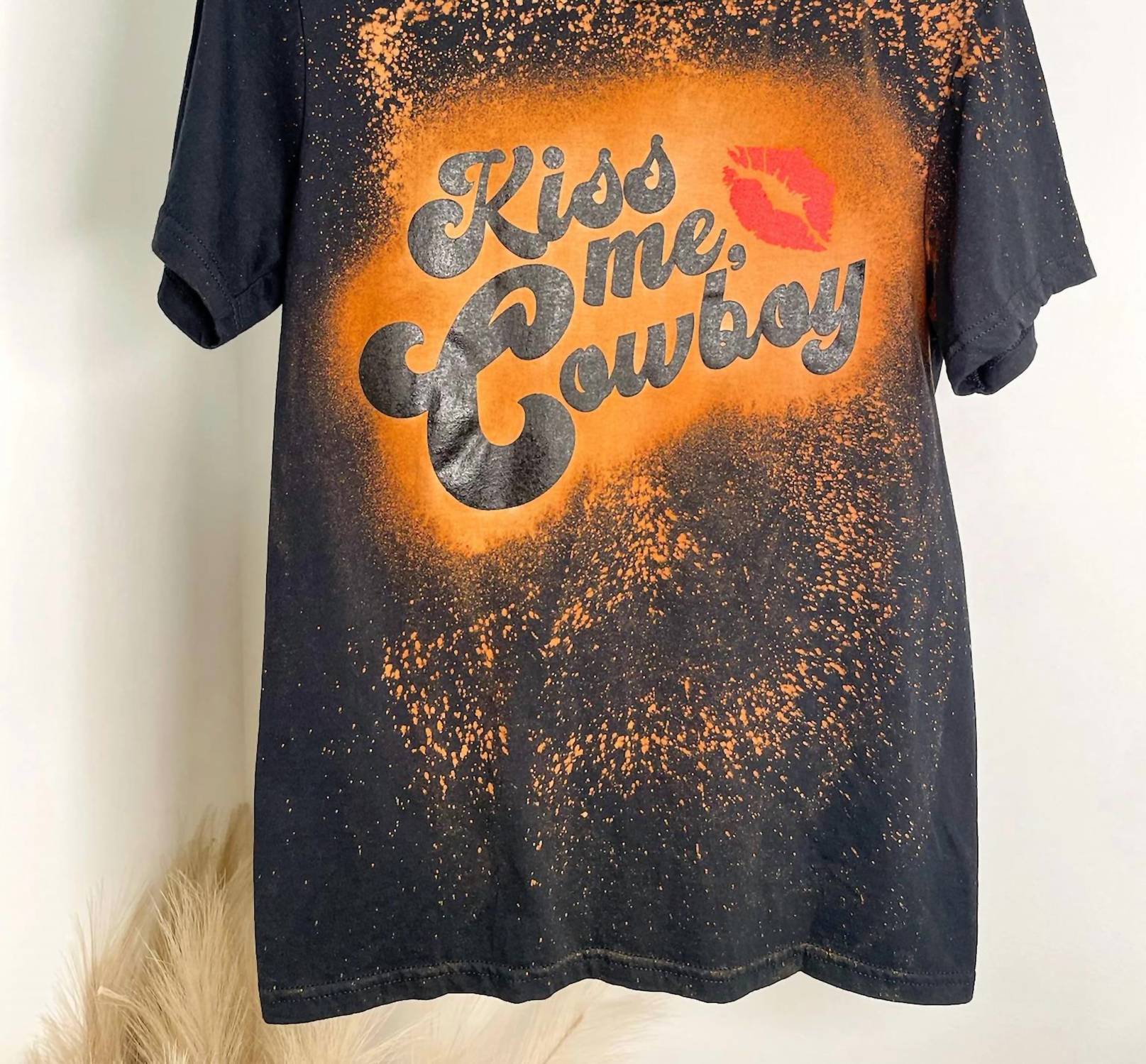 Gildan - Women's Kiss Me Cowboy Graphic Top