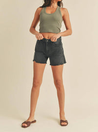 CLEAN HIGH RISE SLIT SHORT