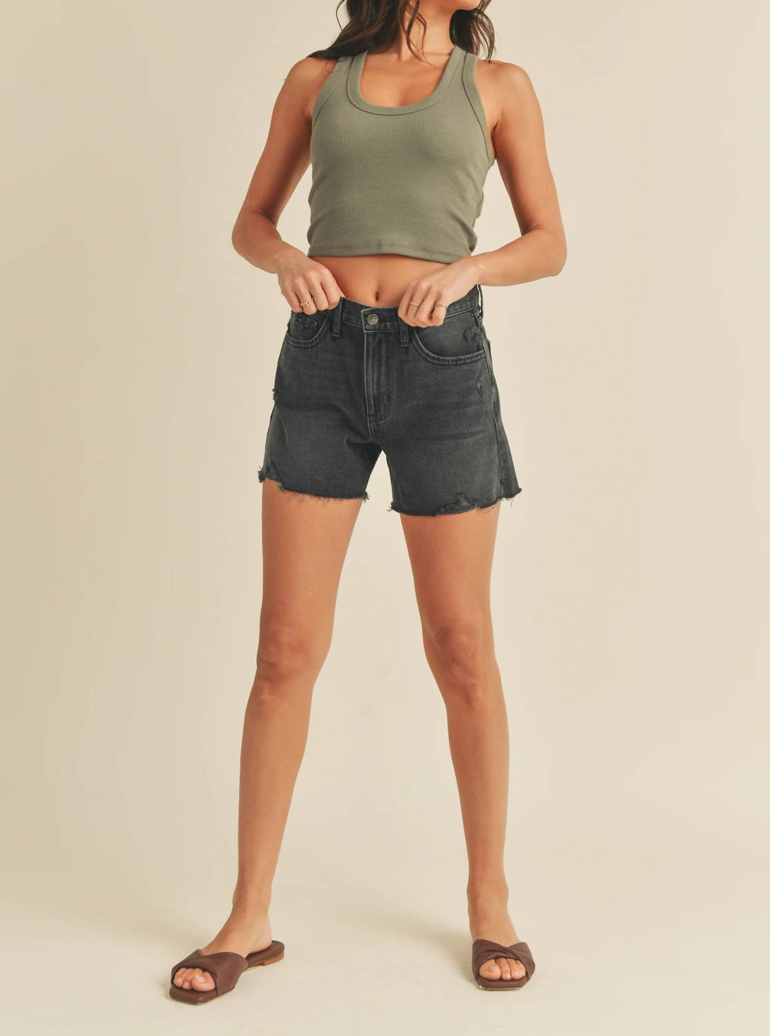 CLEAN HIGH RISE SLIT SHORT