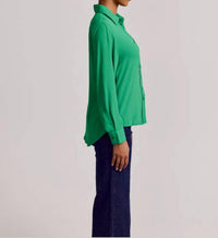 THE SHIRT Signature Shirt in kelly green - women's shirt - detail view