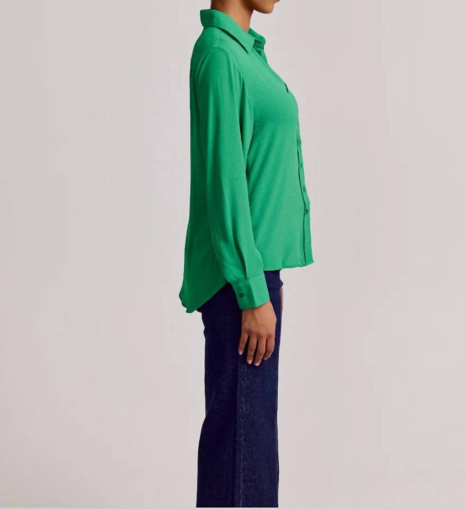 THE SHIRT Signature Shirt in kelly green - women's shirt - detail view